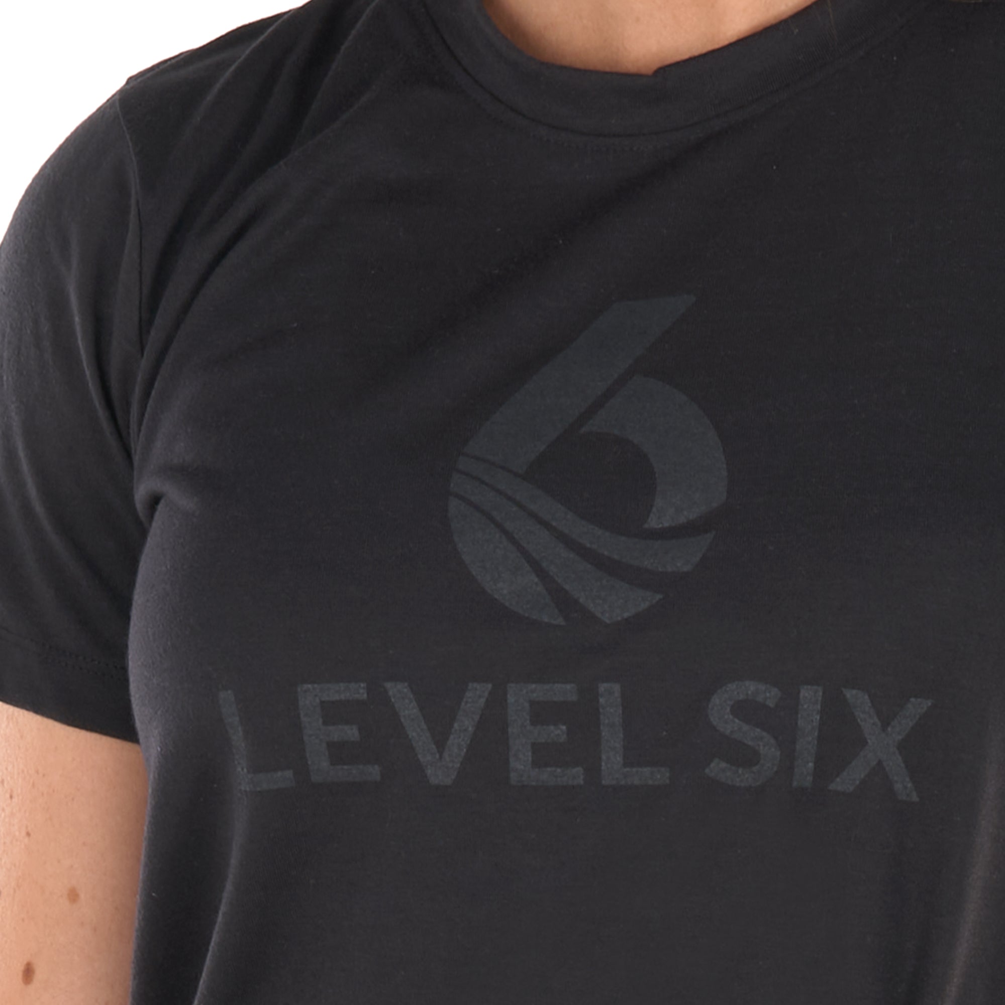 level-six-logo-tee-t-shirt-noir-recycl-upf-30 image 4